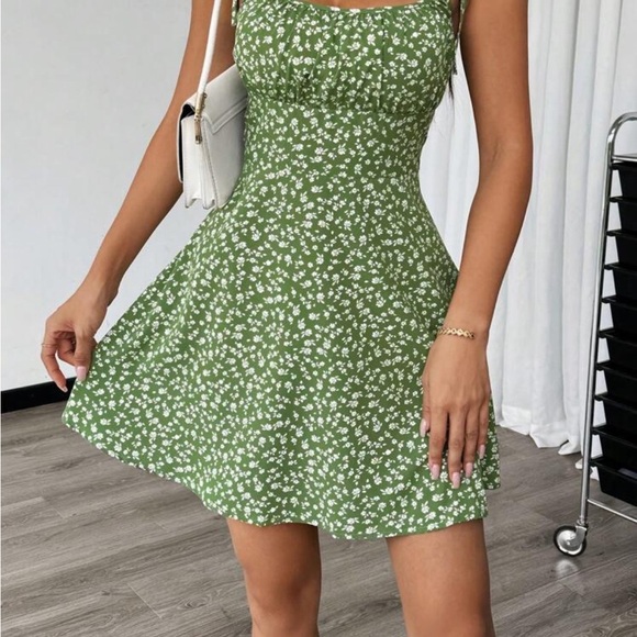 Chic Green Floral Mini Dress with Rouched bust Detail

8115 - Picture 5 of 8